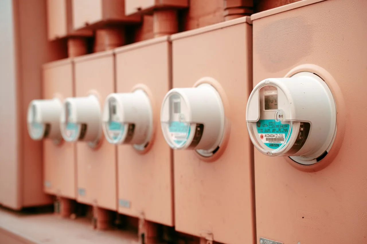 Fila de contadores eléctricos de un edificio de viviendas