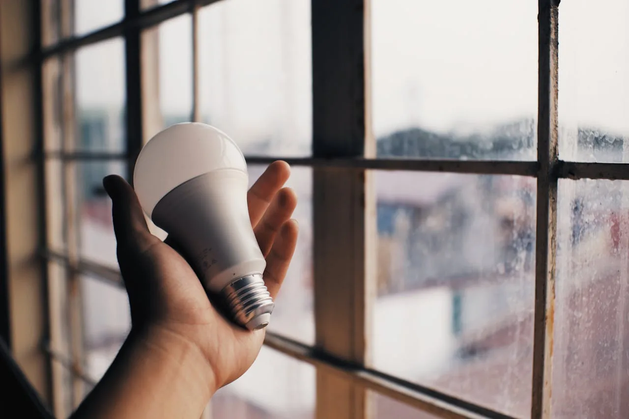 ahorro factura luz, ahorro electricidad Madrid, factura luz 2026, reducir factura luz, tarifas luz particulares, PVPC 2026, tarifa fija luz, bono social eléctrico, potencia contratada, discriminación horaria, horas valle, mercado libre electricidad, consultoría energética, ahorro energético hogar, luz barata Madrid, precio kWh 2026, optimización energética, comunidades energéticas Madrid, consumo eléctrico doméstico, CNMC comparador tarifas
