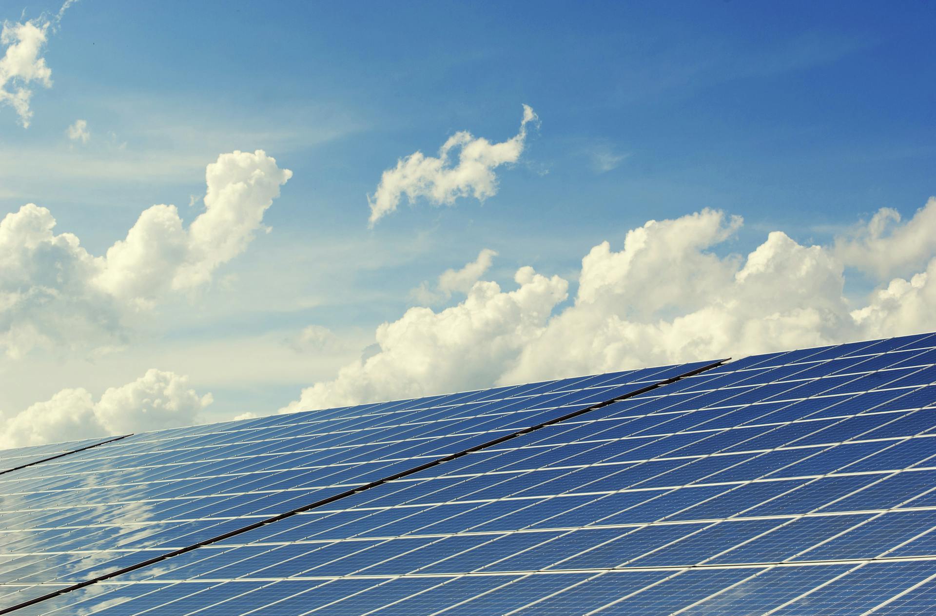 ¿Tu Factura de la Luz Parece una Hipoteca? Guía Completa para Conquistar el Sol en Madrid