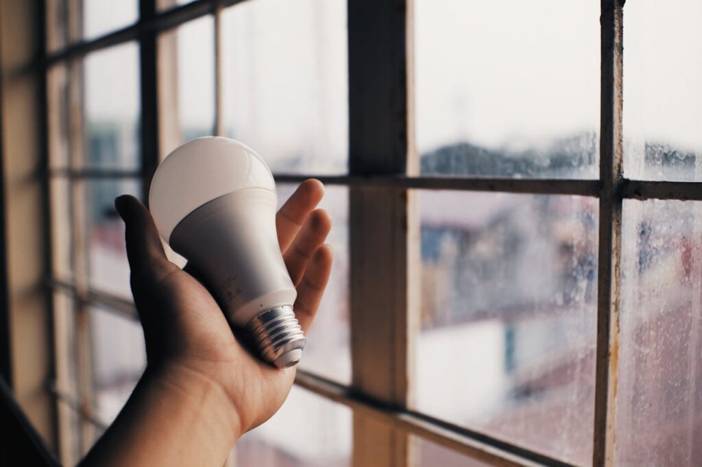 ahorro factura luz, ahorro electricidad Madrid, factura luz 2026, reducir factura luz, tarifas luz particulares, PVPC 2026, tarifa fija luz, bono social eléctrico, potencia contratada, discriminación horaria, horas valle, mercado libre electricidad, consultoría energética, ahorro energético hogar, luz barata Madrid, precio kWh 2026, optimización energética, comunidades energéticas Madrid, consumo eléctrico doméstico, CNMC comparador tarifas